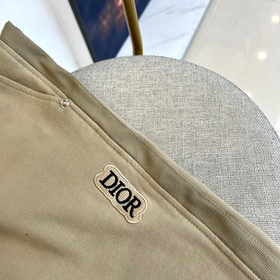 Dio迪奥、2025秋冬新品卡其色休闲裤，以宽松直筒廓形演绎现代休闲美学。腰部采用松紧腰头与抽绳双重设计