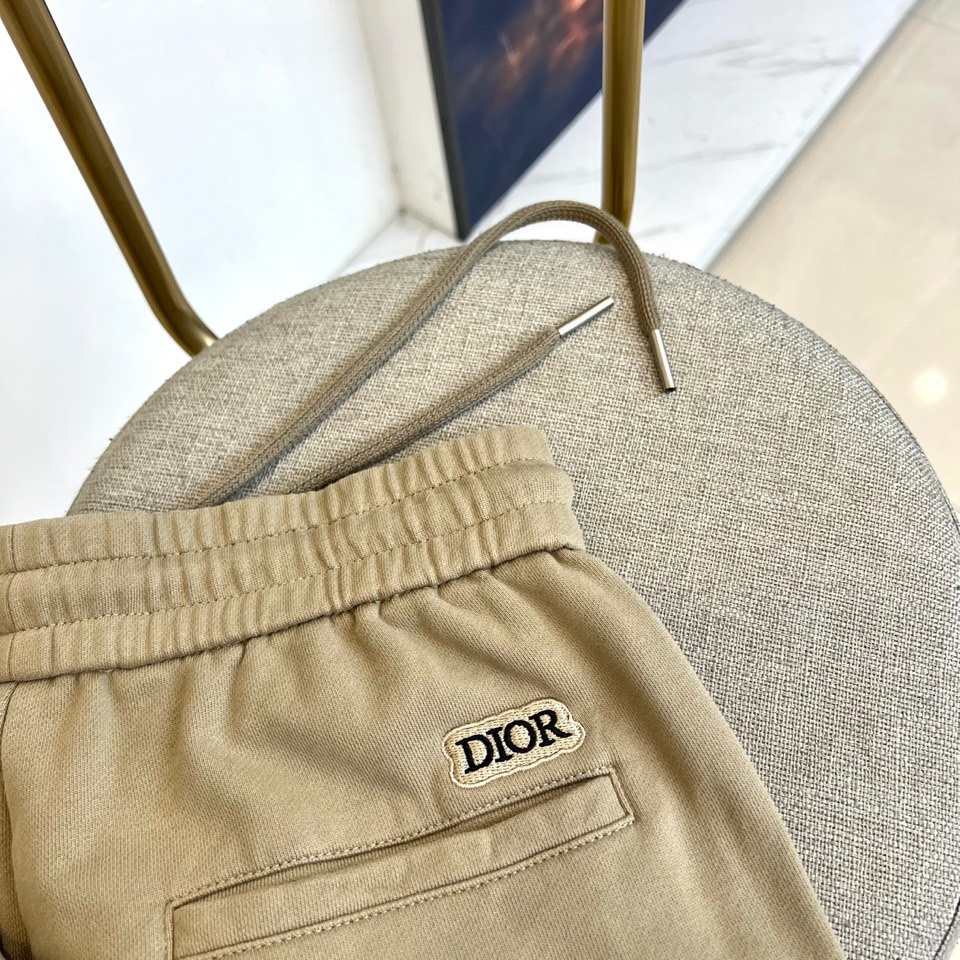 Dio迪奥、2025秋冬新品卡其色休闲裤，以宽松直筒廓形演绎现代休闲美学。腰部采用松紧腰头与抽绳双重设计