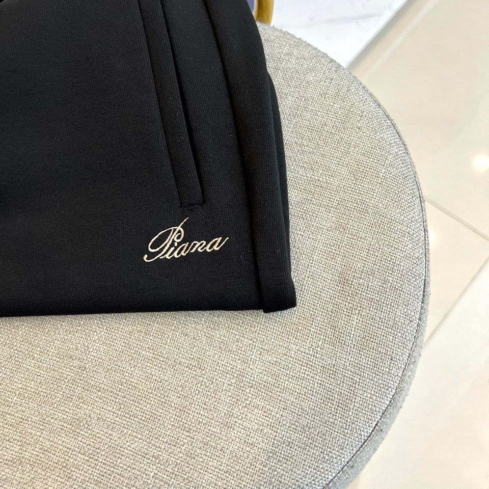 Loro Piana诺悠翩雅、2025秋冬新品休闲长裤采用75%棉+20%聚酯纤维+5%氨纶的科学配比，