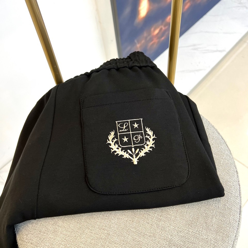 Loro Piana诺悠翩雅、2025秋冬新品休闲长裤采用75%棉+20%聚酯纤维+5%氨纶的科学配比，