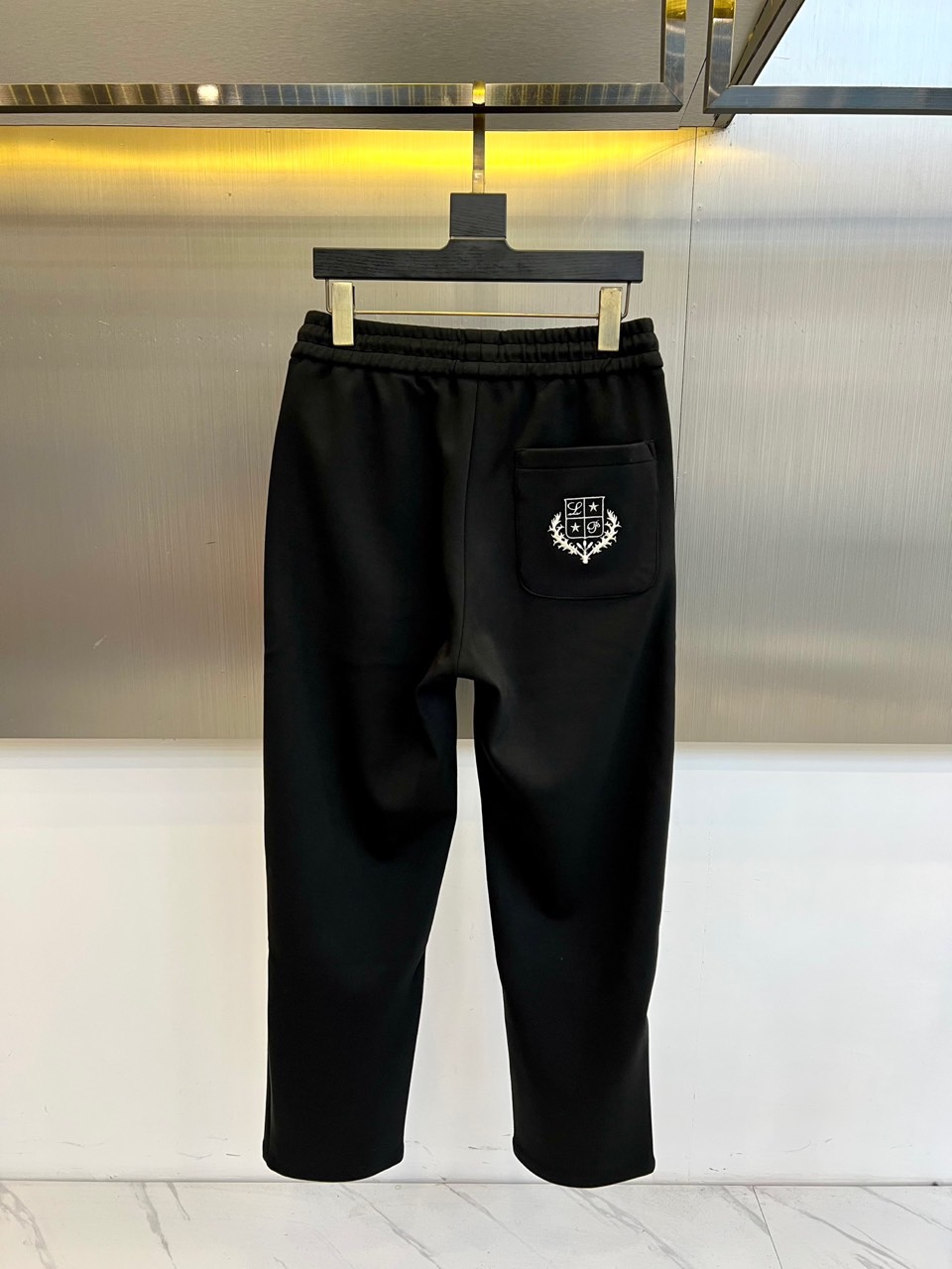 Loro Piana诺悠翩雅、2025秋冬新品休闲长裤采用75%棉+20%聚酯纤维+5%氨纶的科学配比，