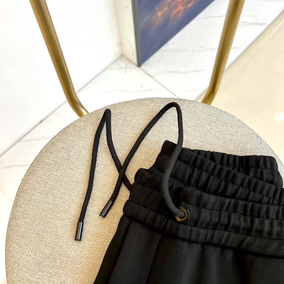 Loro Piana诺悠翩雅、2025秋冬新品休闲长裤采用75%棉+20%聚酯纤维+5%氨纶的科学配比，