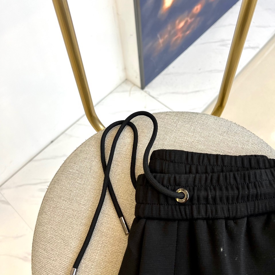 VALENTINO华伦天奴、2025秋冬新品针织休闲裤。深棕色基调演绎意式奢华美学，松紧腰头搭配可调节抽