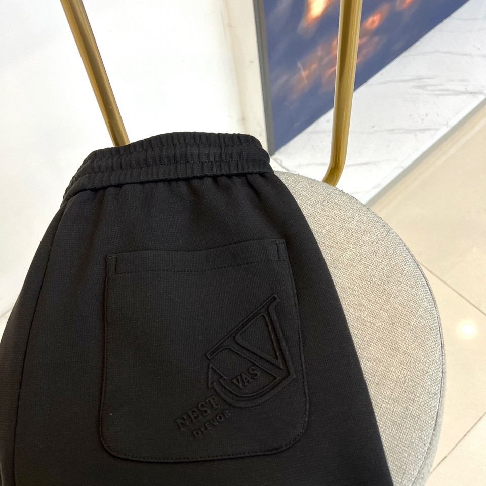 VALENTINO华伦天奴、2025秋冬新品针织休闲裤。深棕色基调演绎意式奢华美学，松紧腰头搭配可调节抽