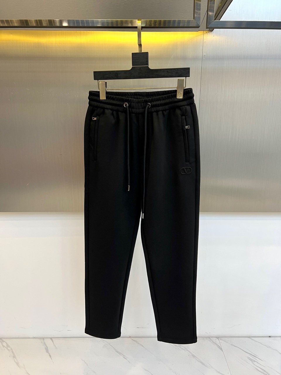 VALENTINO华伦天奴、2025秋冬新品针织休闲裤。深棕色基调演绎意式奢华美学，松紧腰头搭配可调节抽