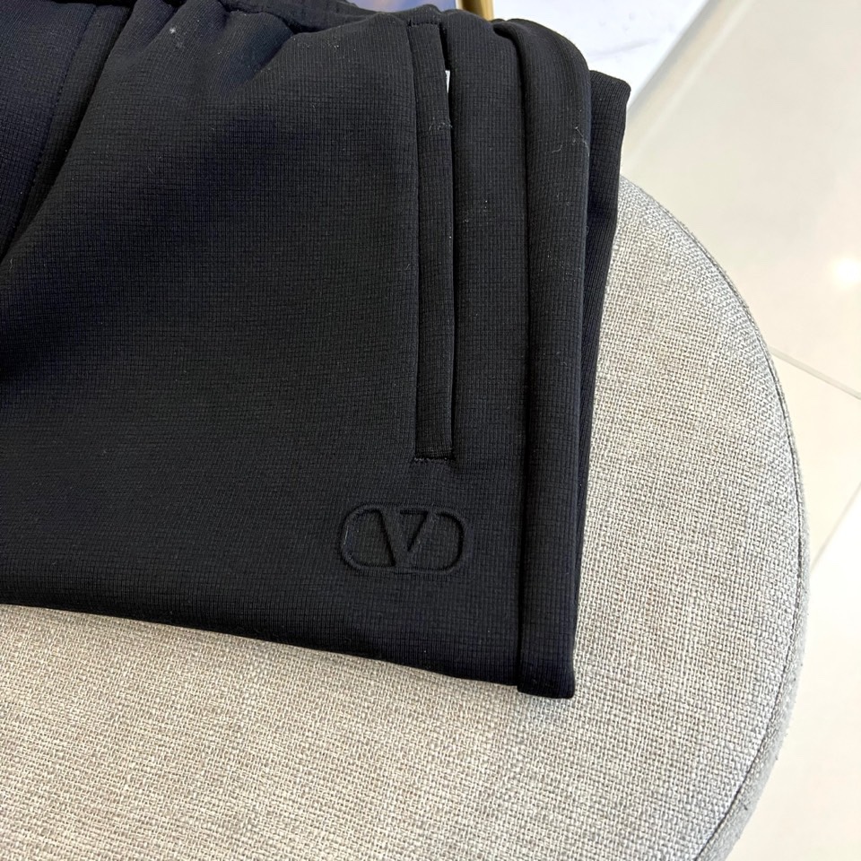 VALENTINO华伦天奴、2025秋冬新品针织休闲裤。深棕色基调演绎意式奢华美学，松紧腰头搭配可调节抽
