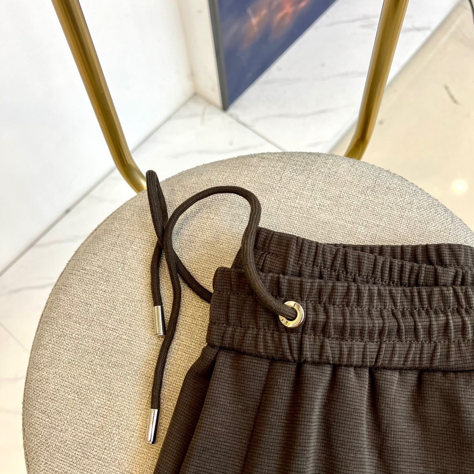 VALENTINO华伦天奴、2025秋冬新品针织休闲裤。深棕色基调演绎意式奢华美学，松紧腰头搭配可调节抽