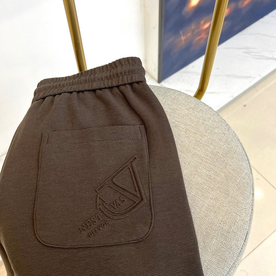 VALENTINO华伦天奴、2025秋冬新品针织休闲裤。深棕色基调演绎意式奢华美学，松紧腰头搭配可调节抽