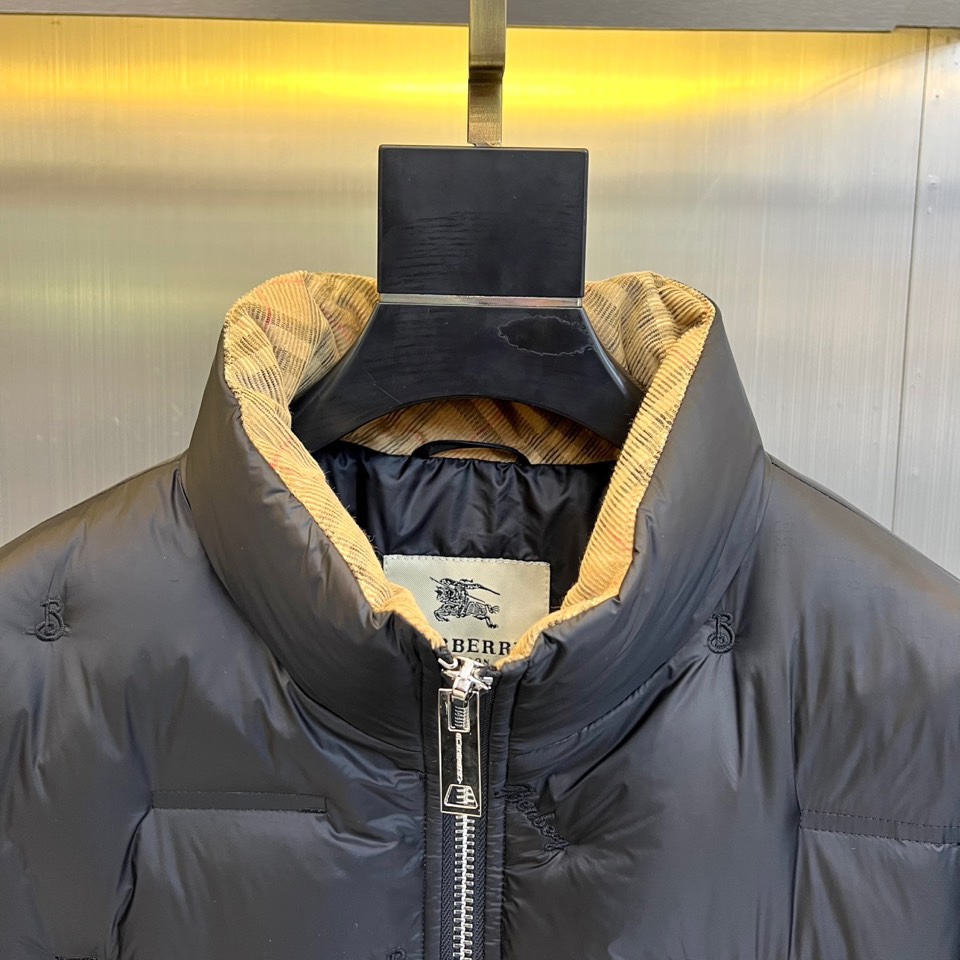 Bur巴宝莉、2025秋冬新品黑色羽绒服，以简约立领设计和利落剪裁展现现代英伦风尚。衣身采用品牌标志性的