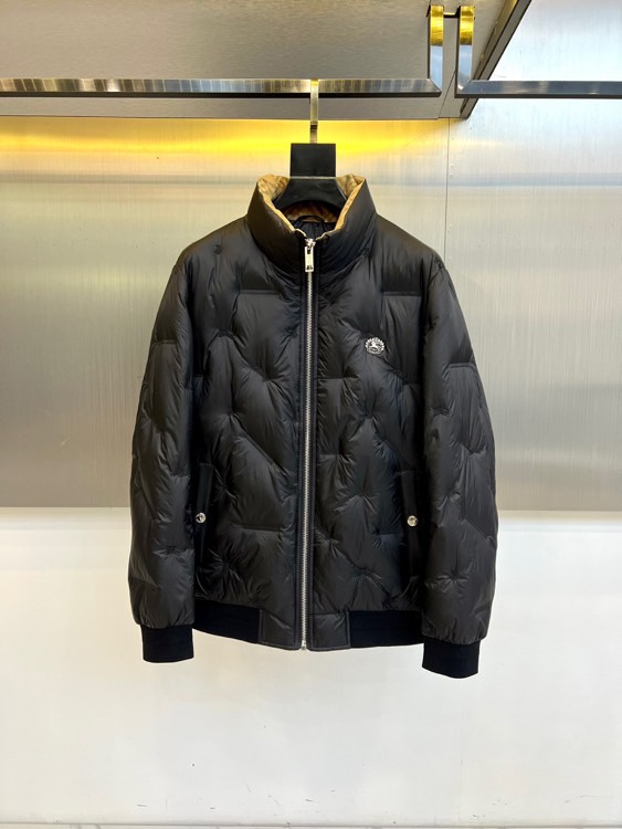 Bur巴宝莉、2025秋冬新品黑色羽绒服，以简约立领设计和利落剪裁展现现代英伦风尚。衣身采用品牌标志性的