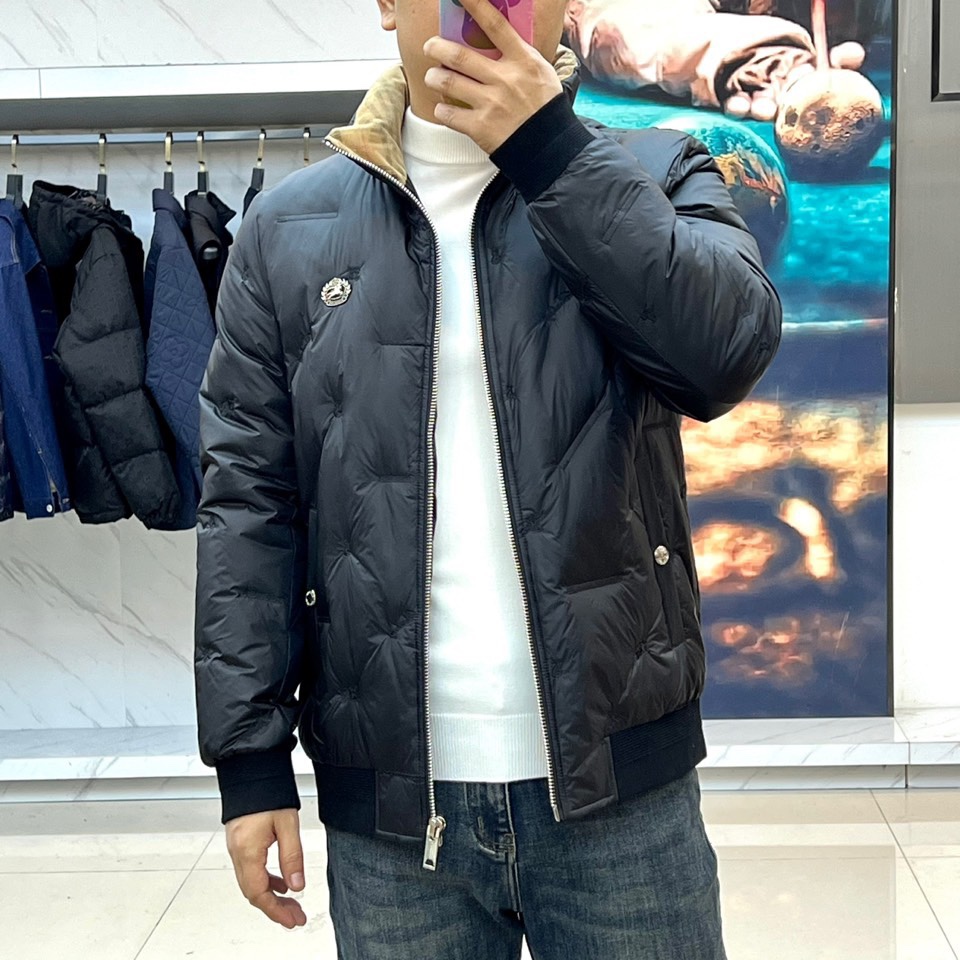 Bur巴宝莉、2025秋冬新品黑色羽绒服，以简约立领设计和利落剪裁展现现代英伦风尚。衣身采用品牌标志性的