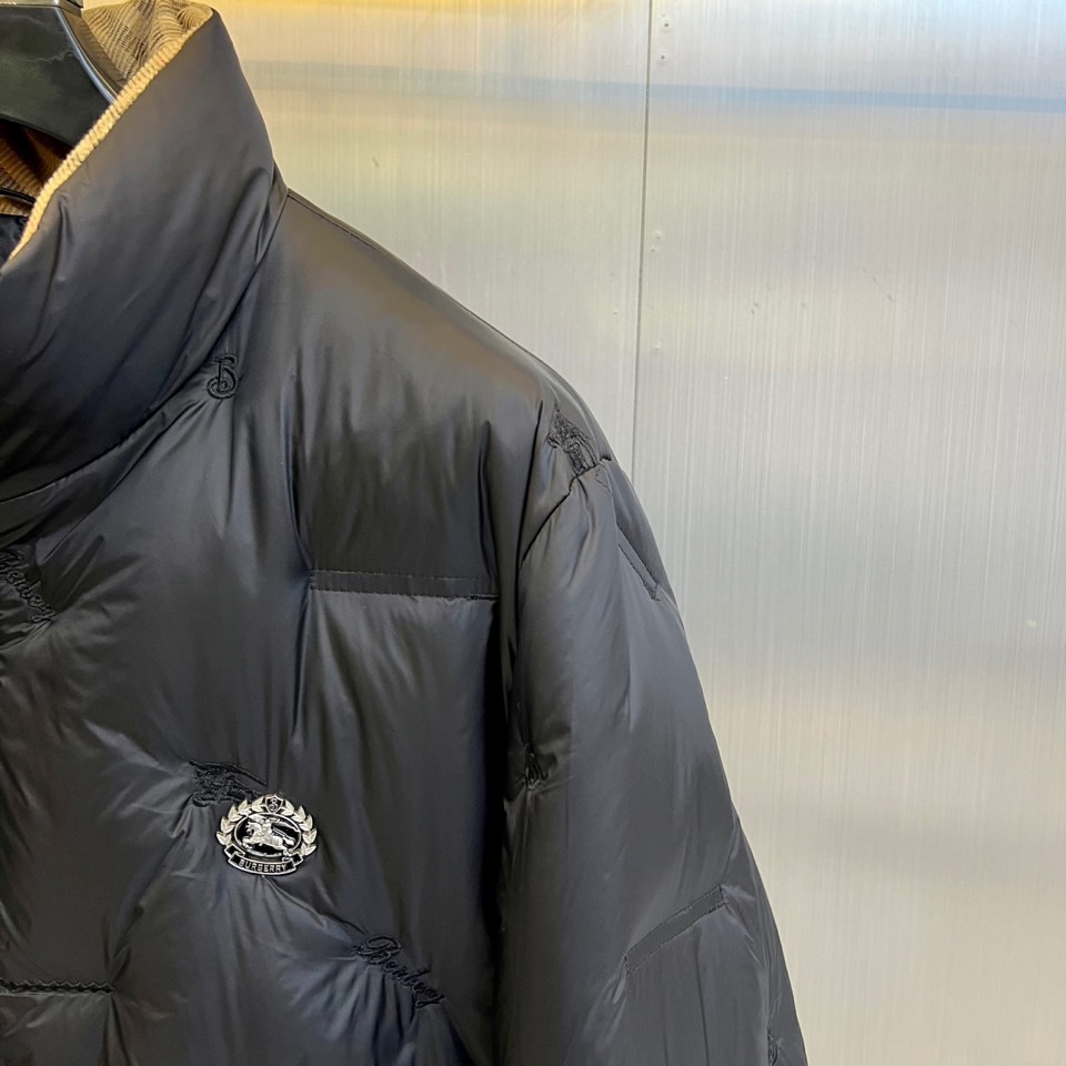 Bur巴宝莉、2025秋冬新品黑色羽绒服，以简约立领设计和利落剪裁展现现代英伦风尚。衣身采用品牌标志性的