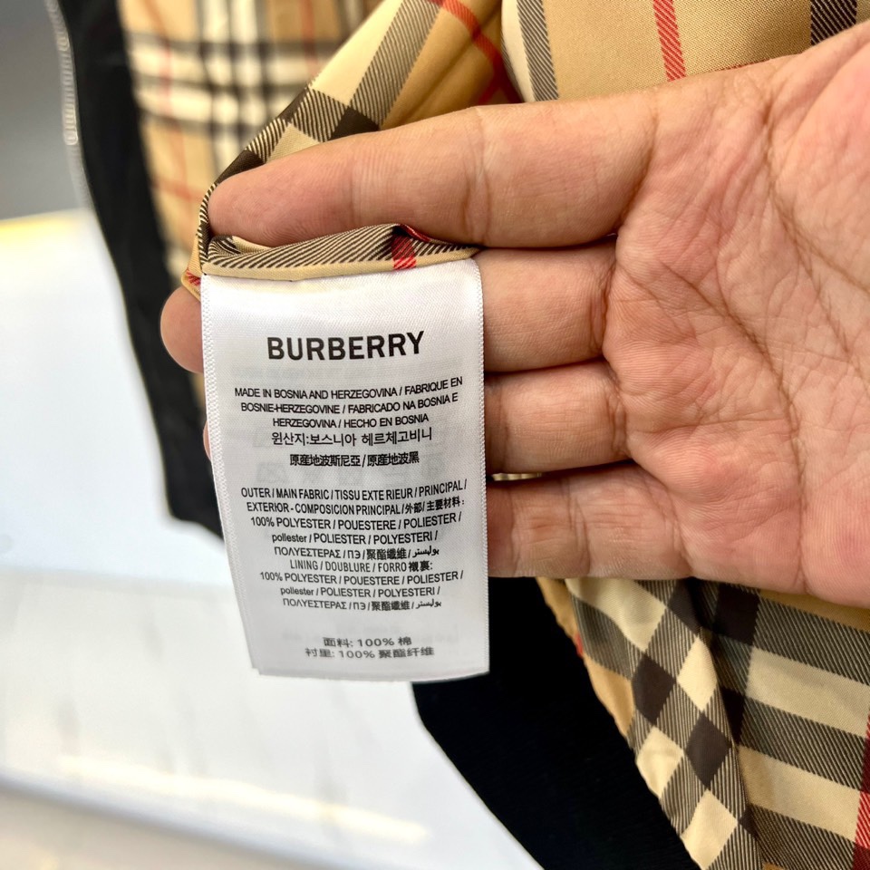 Bur巴宝莉、2025秋冬新品黑色羽绒服，以简约立领设计和利落剪裁展现现代英伦风尚。衣身采用品牌标志性的