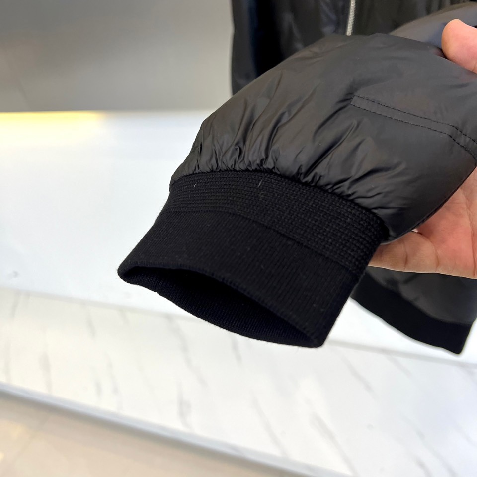 Bur巴宝莉、2025秋冬新品黑色羽绒服，以简约立领设计和利落剪裁展现现代英伦风尚。衣身采用品牌标志性的