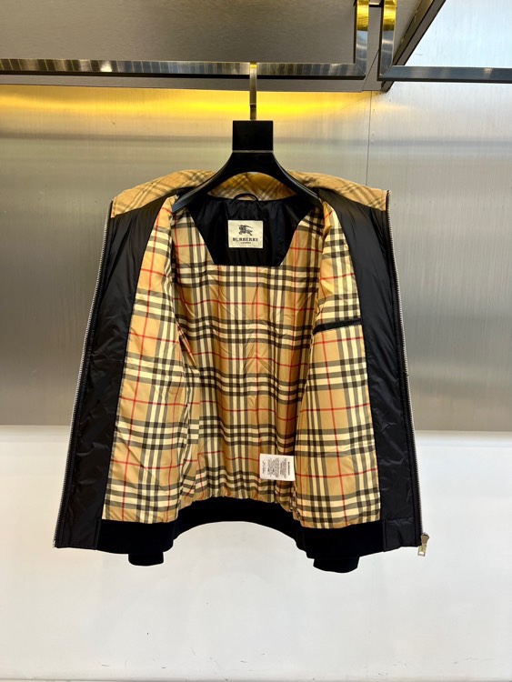 Bur巴宝莉、2025秋冬新品黑色羽绒服，以简约立领设计和利落剪裁展现现代英伦风尚。衣身采用品牌标志性的