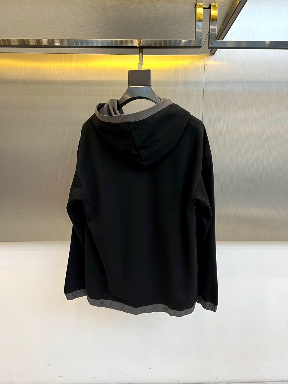 Prad普拉、2025秋冬新作连帽卫衣，款式采用连帽设计搭配可调节抽绳，胸前饰有品牌标志性三角徽标，下方