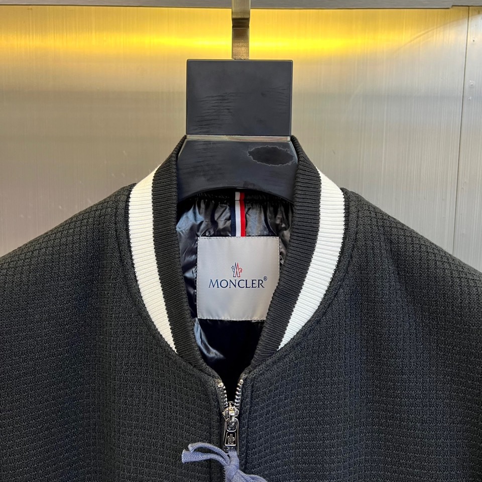 Mon蒙口、2025秋冬新品CHAFFEY系列羽绒服，以卡其色调演绎都市运动美学。这款羽绒服采用经典棒球