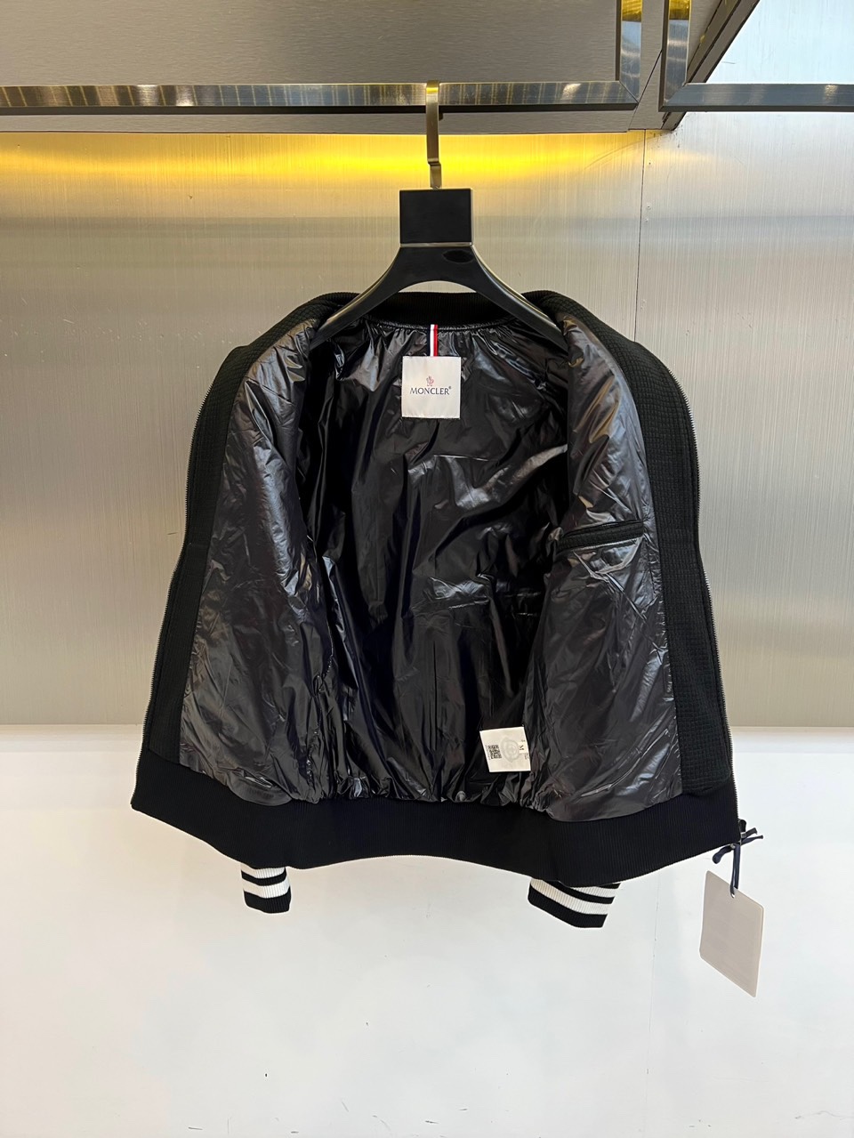 Mon蒙口、2025秋冬新品CHAFFEY系列羽绒服，以卡其色调演绎都市运动美学。这款羽绒服采用经典棒球