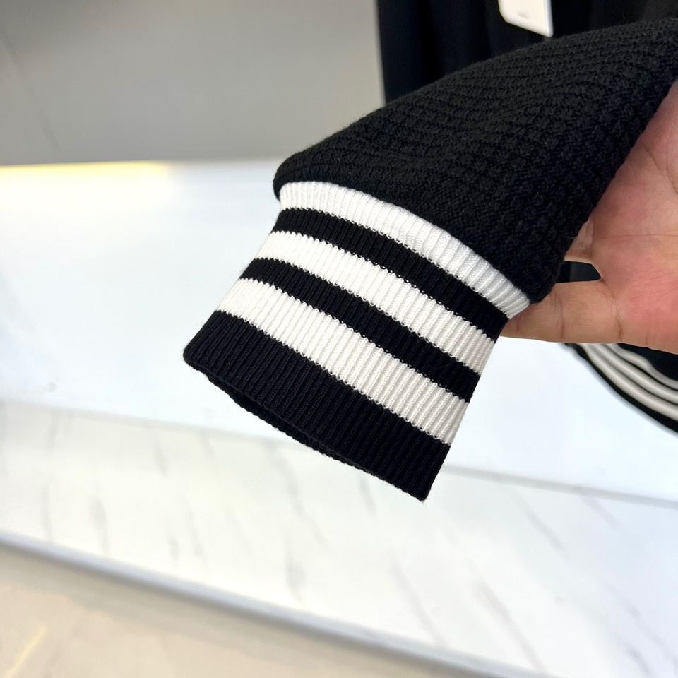 Mon蒙口、2025秋冬新品CHAFFEY系列羽绒服，以卡其色调演绎都市运动美学。这款羽绒服采用经典棒球