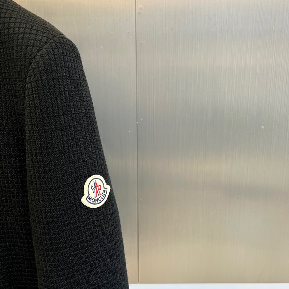 Mon蒙口、2025秋冬新品CHAFFEY系列羽绒服，以卡其色调演绎都市运动美学。这款羽绒服采用经典棒球