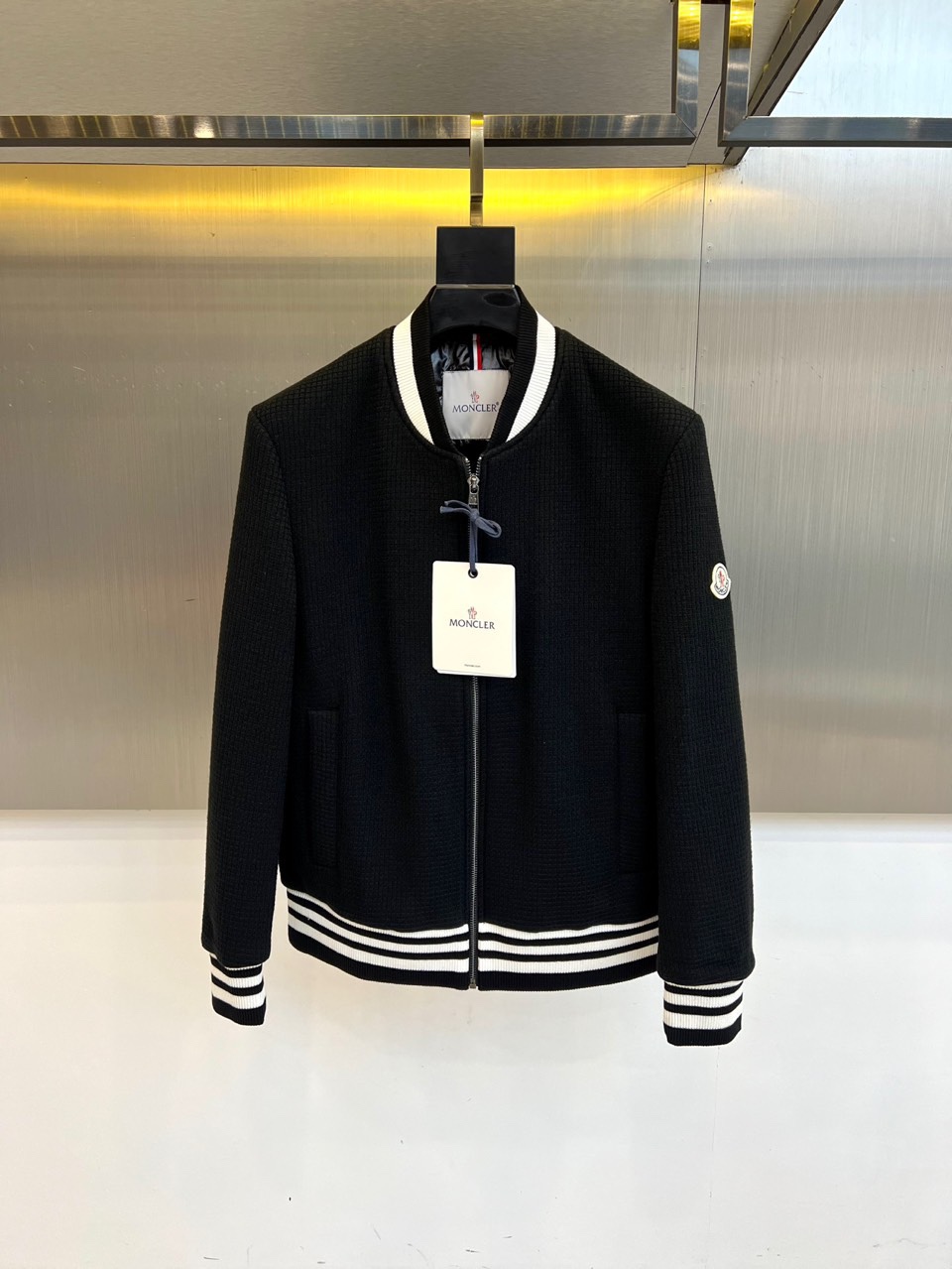 Mon蒙口、2025秋冬新品CHAFFEY系列羽绒服，以卡其色调演绎都市运动美学。这款羽绒服采用经典棒球