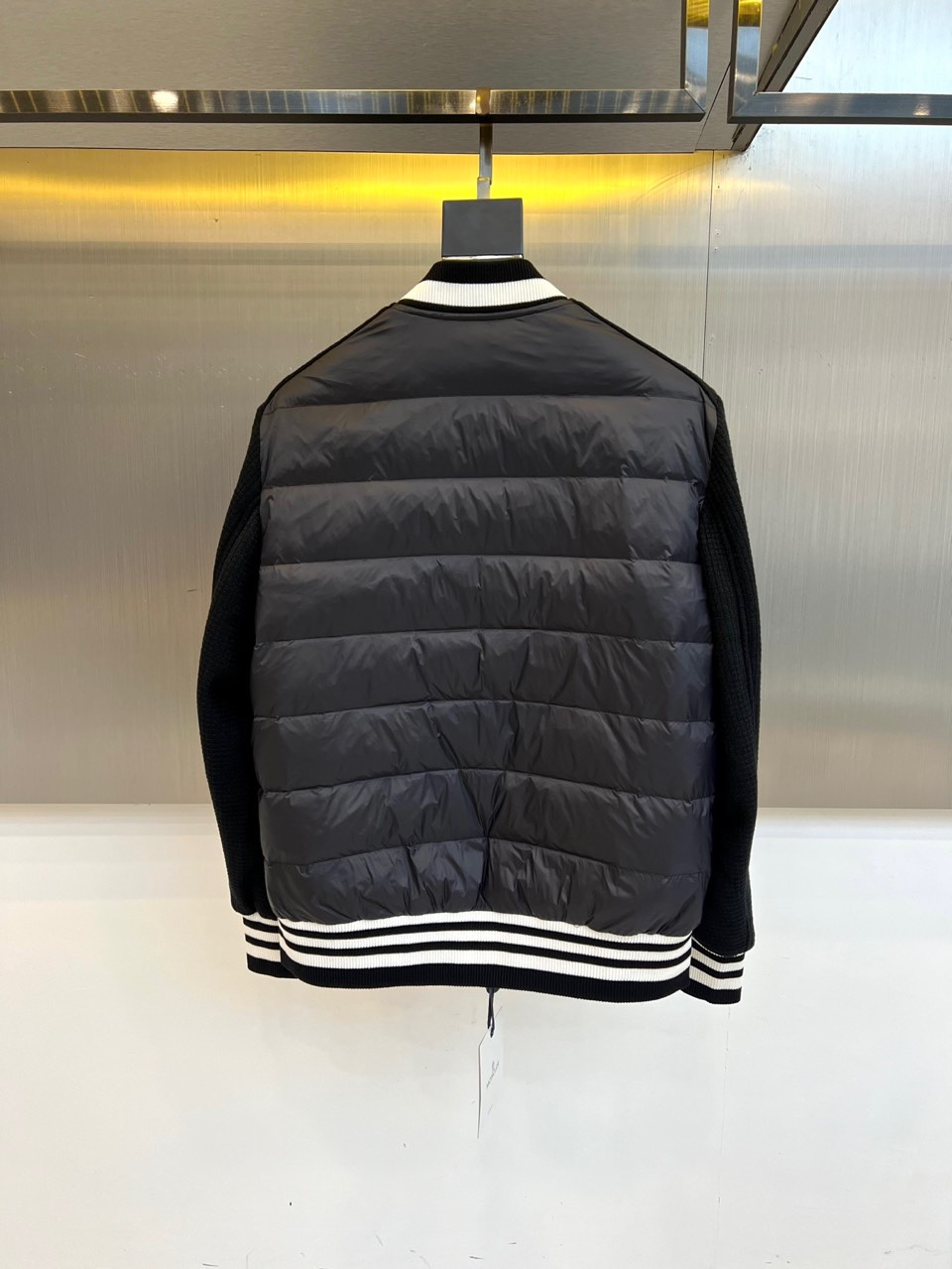 Mon蒙口、2025秋冬新品CHAFFEY系列羽绒服，以卡其色调演绎都市运动美学。这款羽绒服采用经典棒球