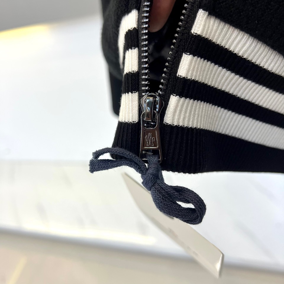 Mon蒙口、2025秋冬新品CHAFFEY系列羽绒服，以卡其色调演绎都市运动美学。这款羽绒服采用经典棒球