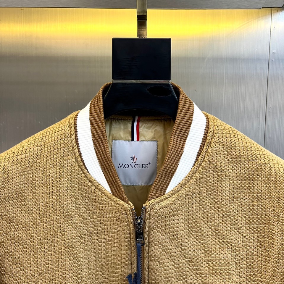 Mon蒙口、2025秋冬新品CHAFFEY系列羽绒服，以卡其色调演绎都市运动美学。这款羽绒服采用经典棒球