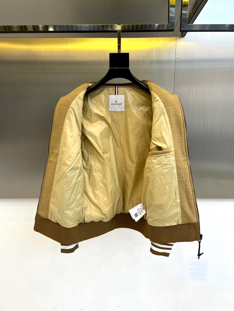 Mon蒙口、2025秋冬新品CHAFFEY系列羽绒服，以卡其色调演绎都市运动美学。这款羽绒服采用经典棒球