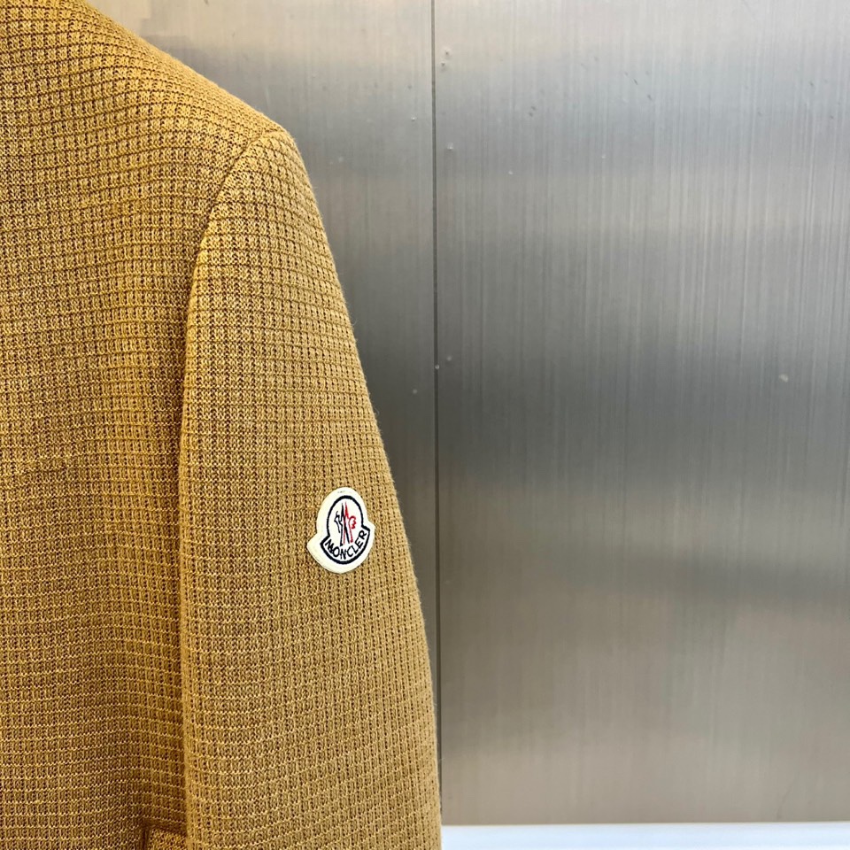 Mon蒙口、2025秋冬新品CHAFFEY系列羽绒服，以卡其色调演绎都市运动美学。这款羽绒服采用经典棒球