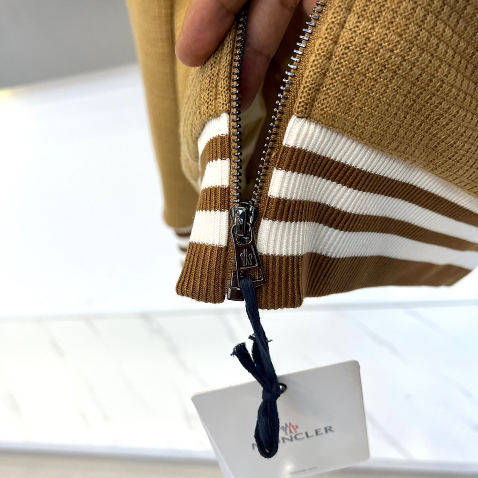 Mon蒙口、2025秋冬新品CHAFFEY系列羽绒服，以卡其色调演绎都市运动美学。这款羽绒服采用经典棒球