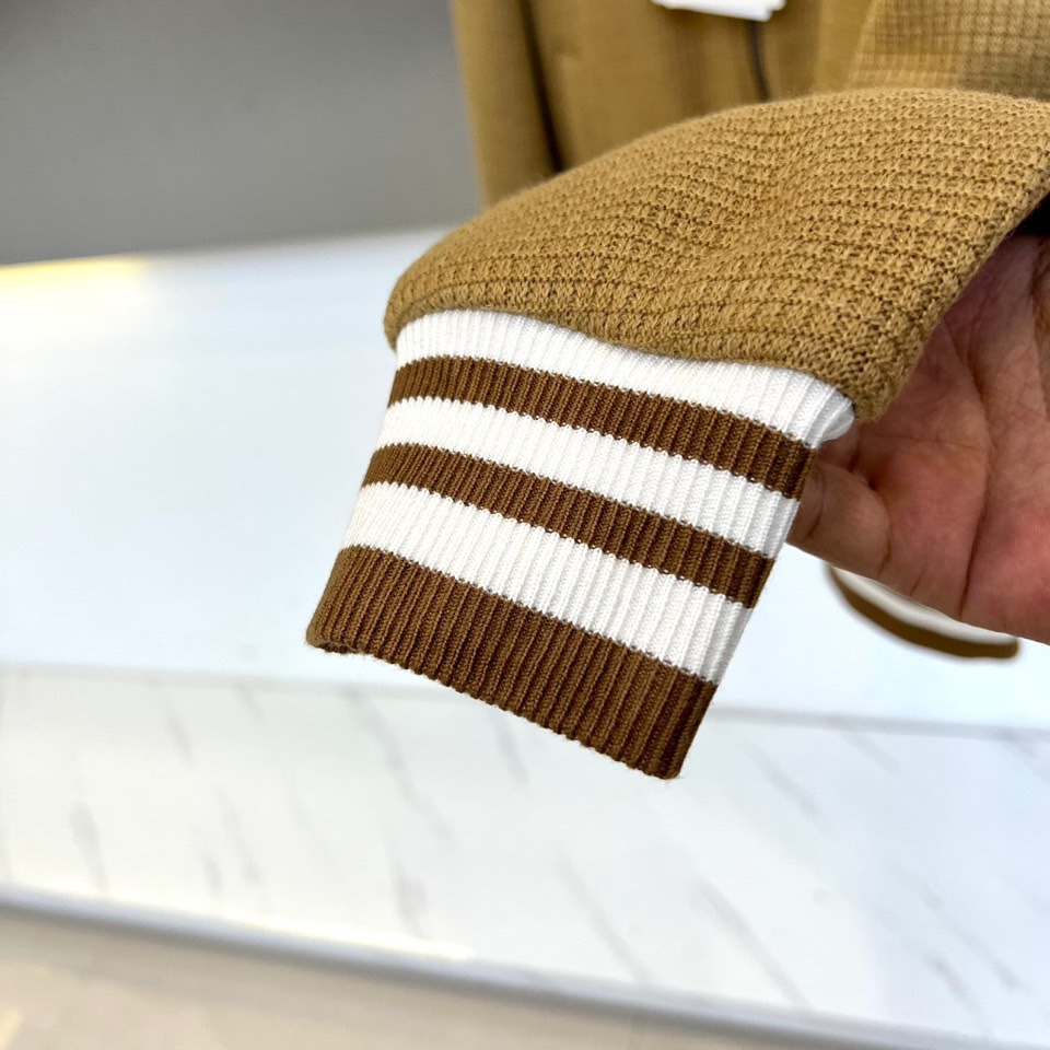 Mon蒙口、2025秋冬新品CHAFFEY系列羽绒服，以卡其色调演绎都市运动美学。这款羽绒服采用经典棒球