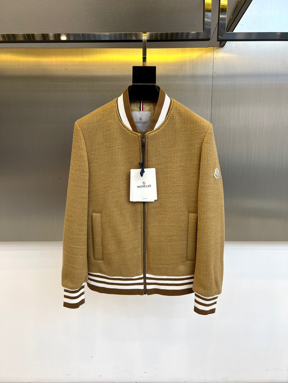 Mon蒙口、2025秋冬新品CHAFFEY系列羽绒服，以卡其色调演绎都市运动美学。这款羽绒服采用经典棒球