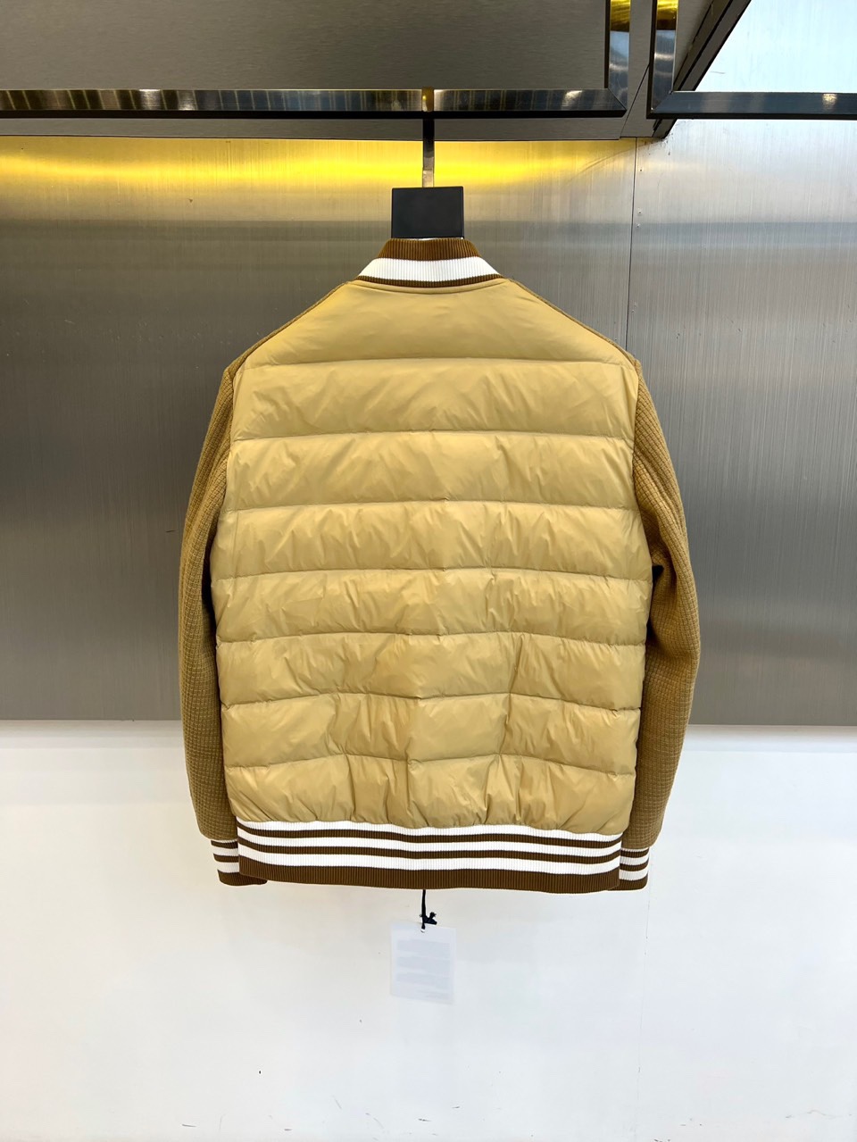 Mon蒙口、2025秋冬新品CHAFFEY系列羽绒服，以卡其色调演绎都市运动美学。这款羽绒服采用经典棒球