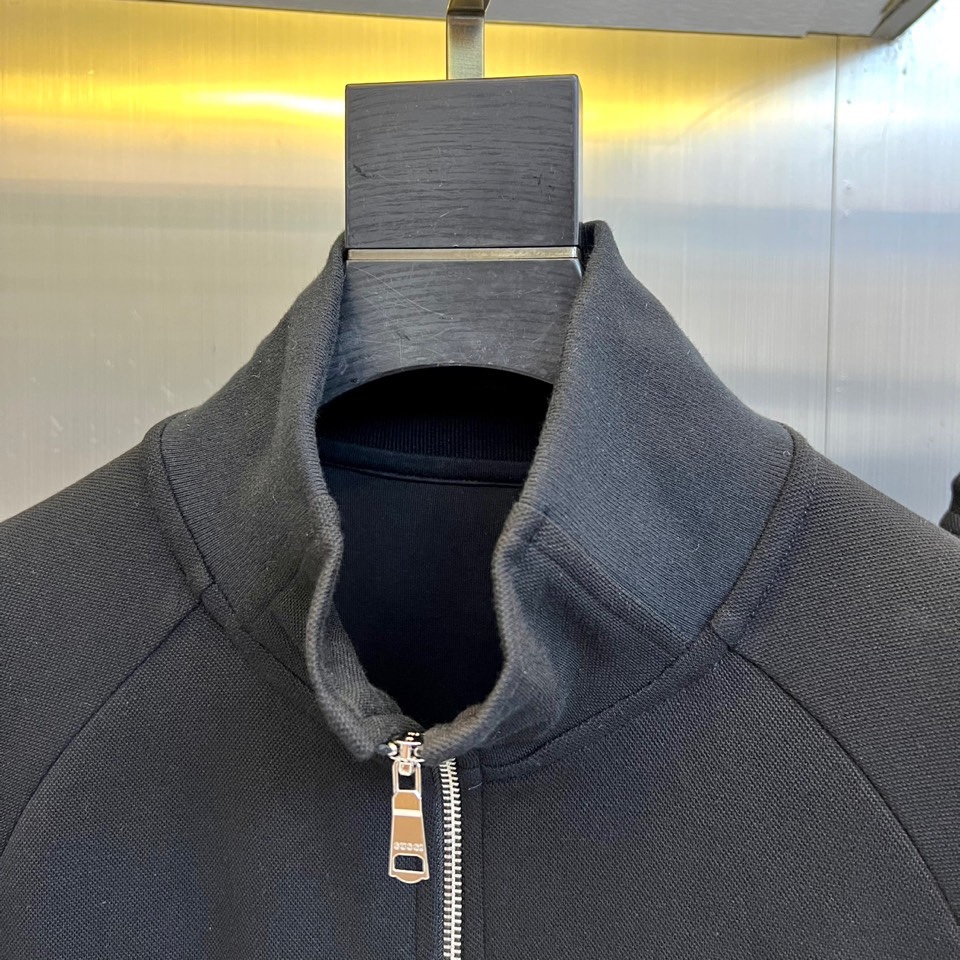 Gucc古驰、2025秋冬新品 GU暖棕休闲套装。这款暖棕色套装由立领拉链外套与抽绳束脚裤组成整体造型。