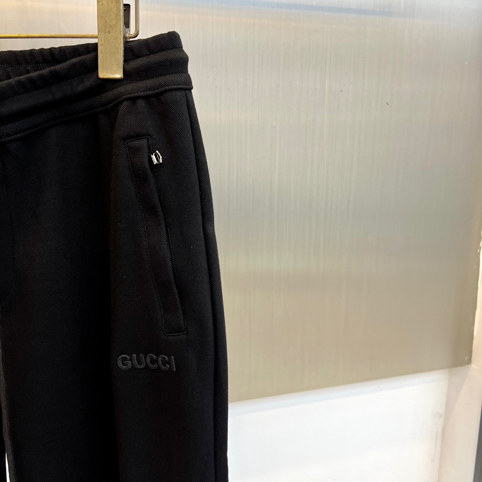 Gucc古驰、2025秋冬新品 GU暖棕休闲套装。这款暖棕色套装由立领拉链外套与抽绳束脚裤组成整体造型。