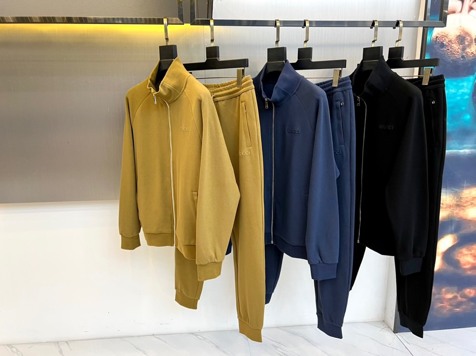 Gucc古驰、2025秋冬新品 GU暖棕休闲套装。这款暖棕色套装由立领拉链外套与抽绳束脚裤组成整体造型。