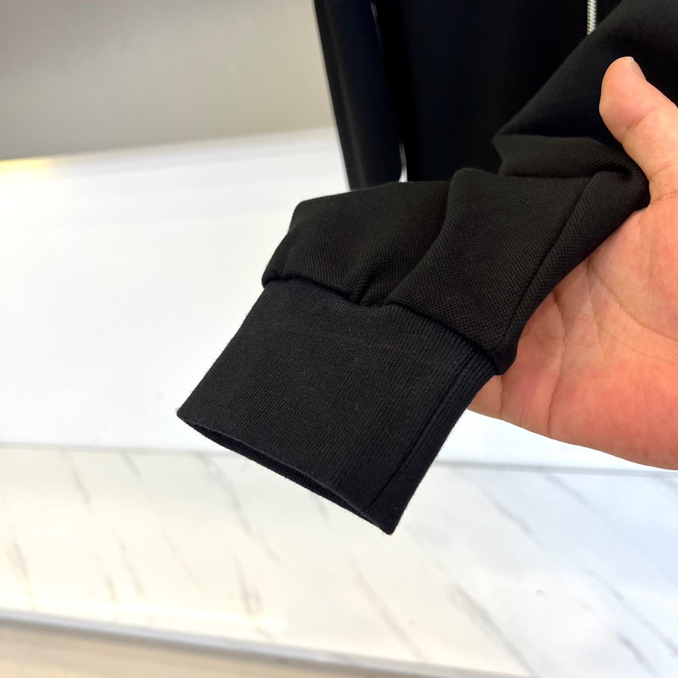 Gucc古驰、2025秋冬新品 GU暖棕休闲套装。这款暖棕色套装由立领拉链外套与抽绳束脚裤组成整体造型。