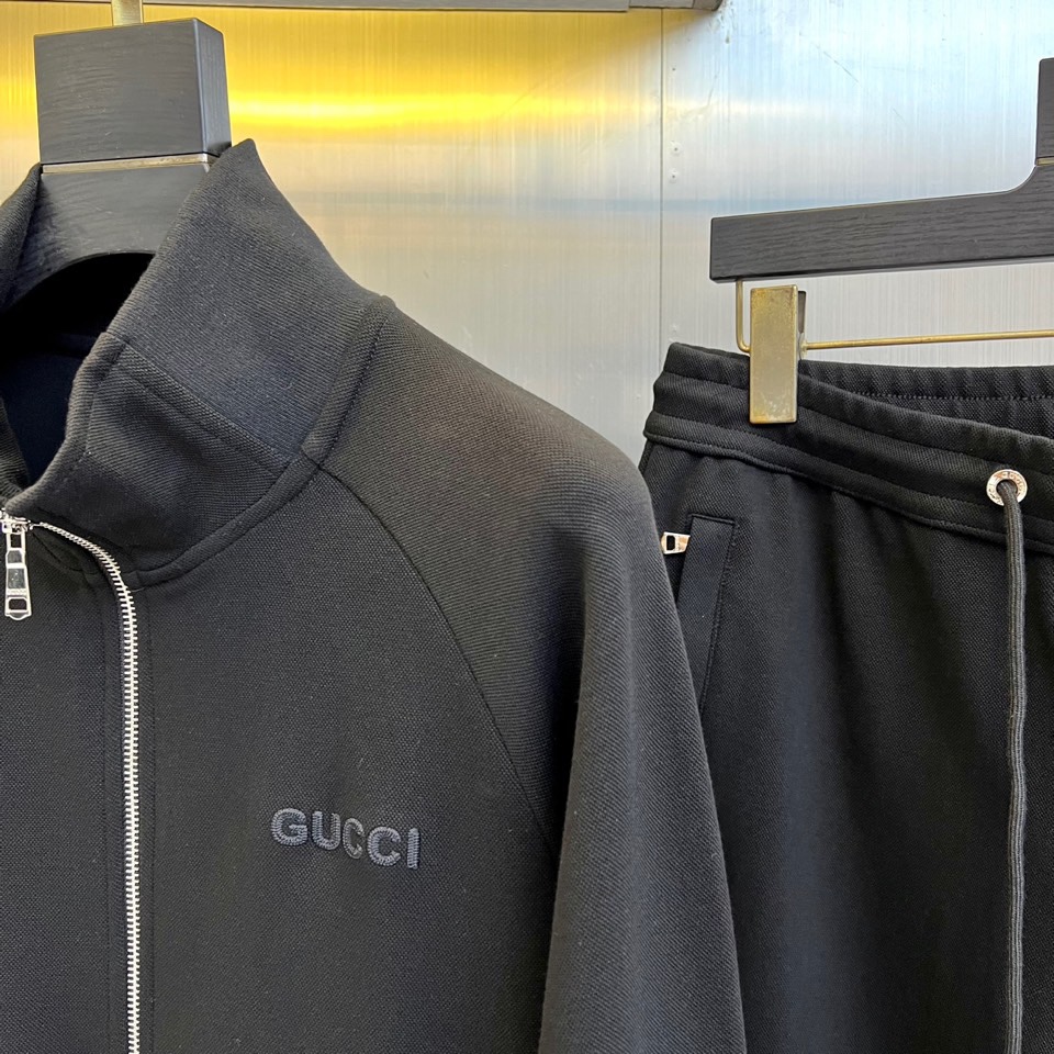 Gucc古驰、2025秋冬新品 GU暖棕休闲套装。这款暖棕色套装由立领拉链外套与抽绳束脚裤组成整体造型。