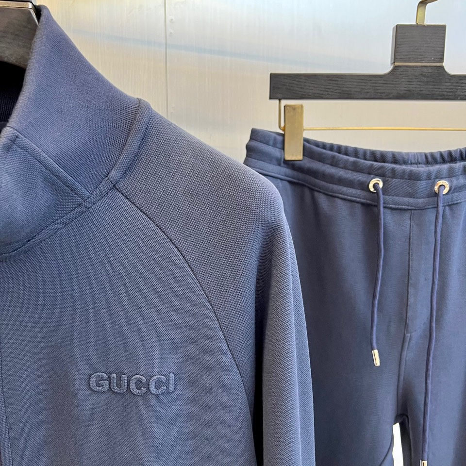 Gucc古驰、2025秋冬新品 GU暖棕休闲套装。这款暖棕色套装由立领拉链外套与抽绳束脚裤组成整体造型。