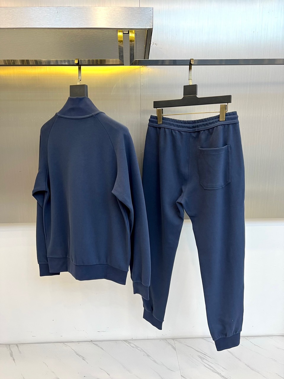 Gucc古驰、2025秋冬新品 GU暖棕休闲套装。这款暖棕色套装由立领拉链外套与抽绳束脚裤组成整体造型。