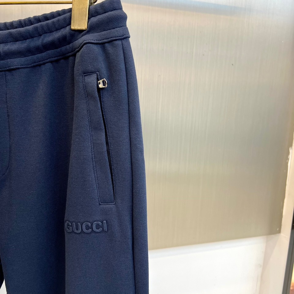 Gucc古驰、2025秋冬新品 GU暖棕休闲套装。这款暖棕色套装由立领拉链外套与抽绳束脚裤组成整体造型。