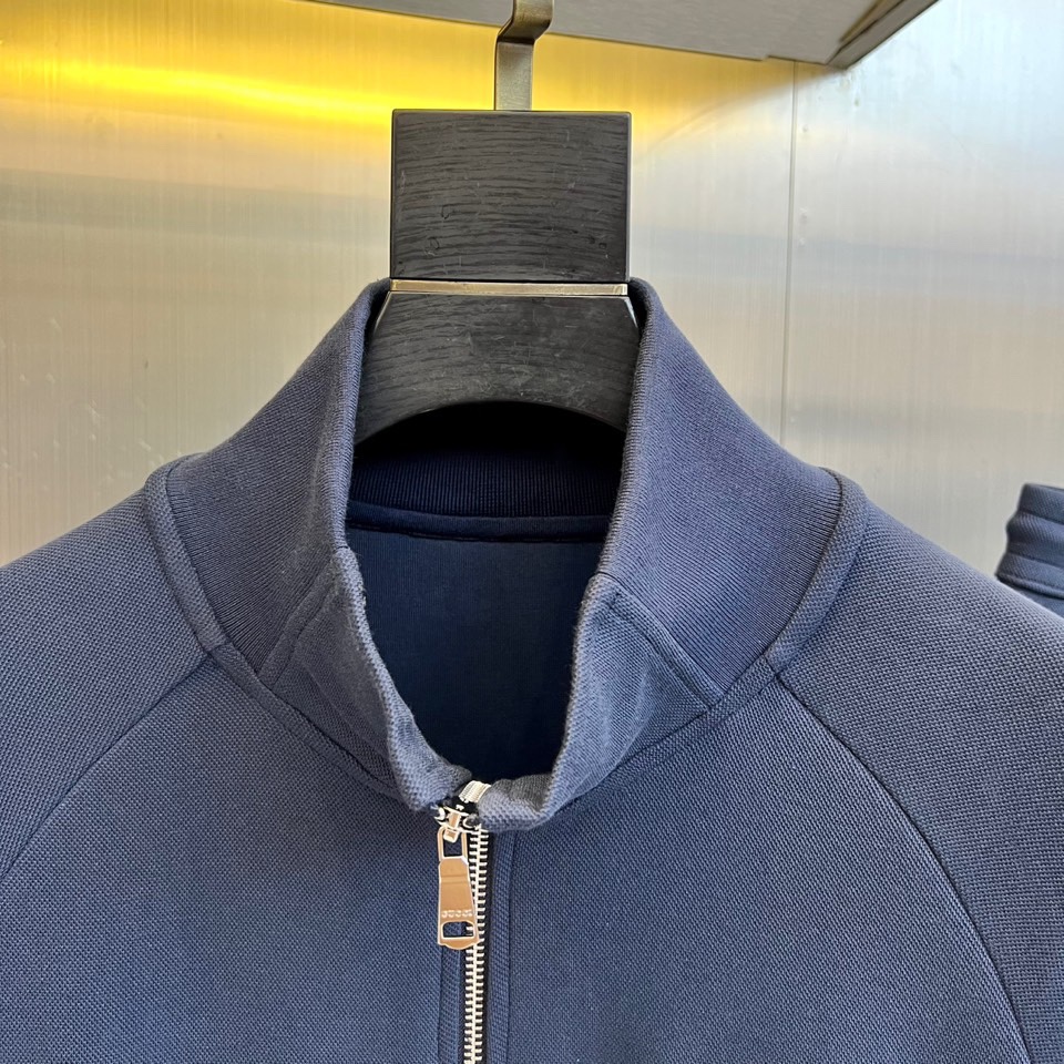 Gucc古驰、2025秋冬新品 GU暖棕休闲套装。这款暖棕色套装由立领拉链外套与抽绳束脚裤组成整体造型。