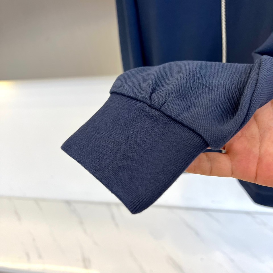 Gucc古驰、2025秋冬新品 GU暖棕休闲套装。这款暖棕色套装由立领拉链外套与抽绳束脚裤组成整体造型。