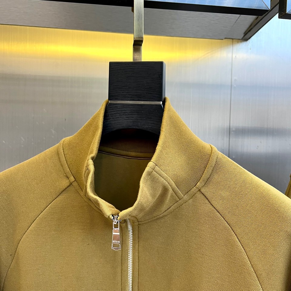 Gucc古驰、2025秋冬新品 GU暖棕休闲套装。这款暖棕色套装由立领拉链外套与抽绳束脚裤组成整体造型。