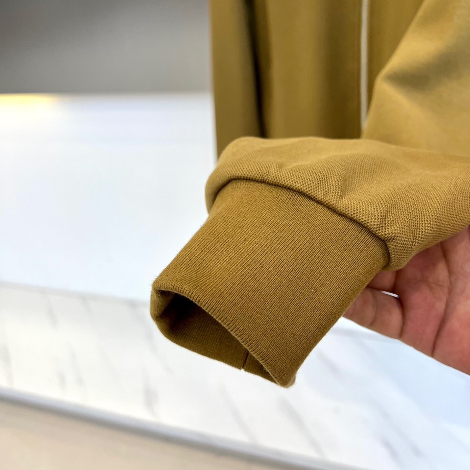 Gucc古驰、2025秋冬新品 GU暖棕休闲套装。这款暖棕色套装由立领拉链外套与抽绳束脚裤组成整体造型。