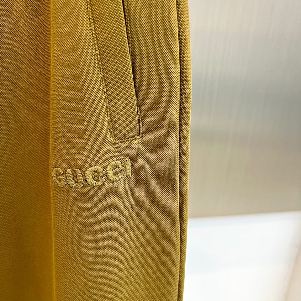 Gucc古驰、2025秋冬新品 GU暖棕休闲套装。这款暖棕色套装由立领拉链外套与抽绳束脚裤组成整体造型。