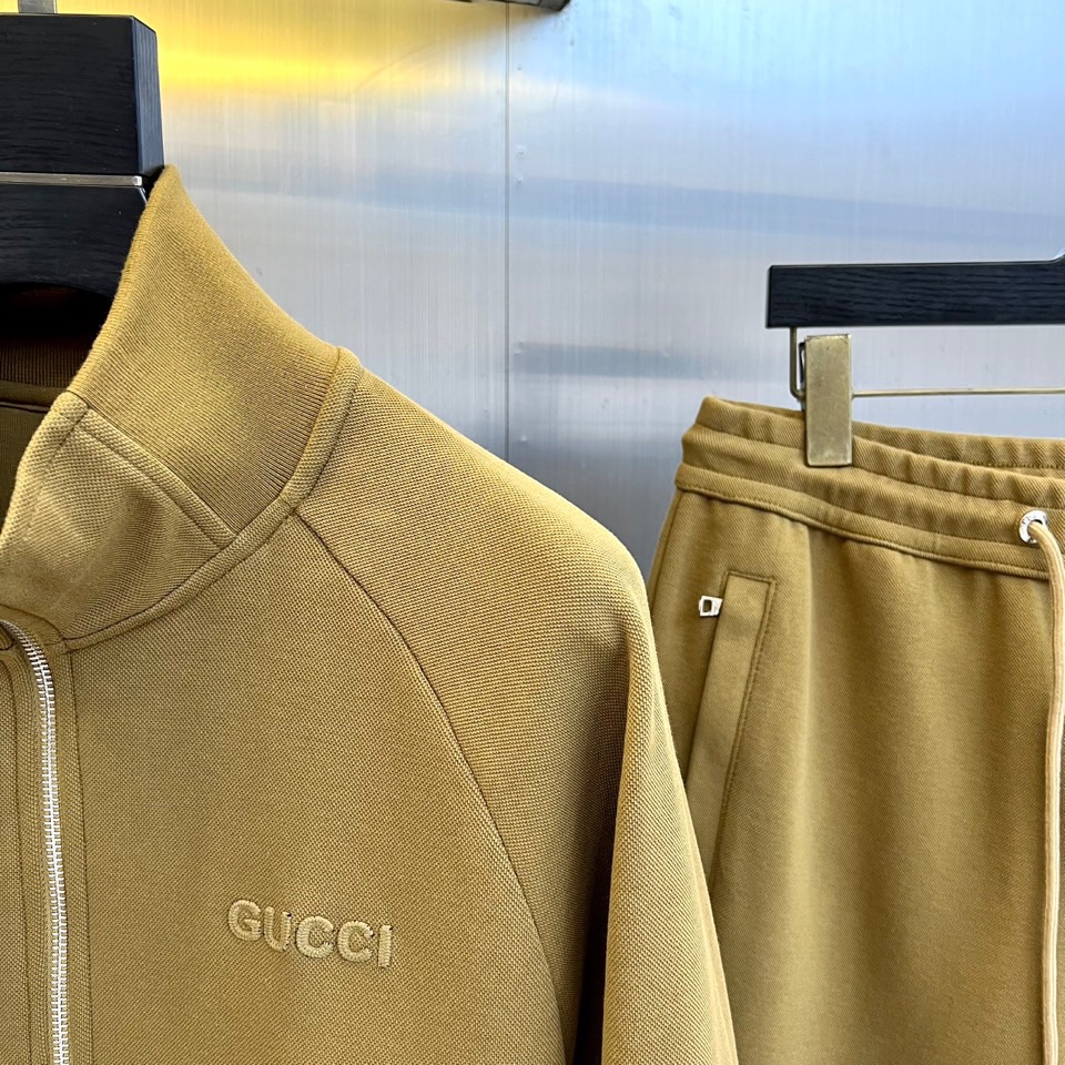 Gucc古驰、2025秋冬新品 GU暖棕休闲套装。这款暖棕色套装由立领拉链外套与抽绳束脚裤组成整体造型。