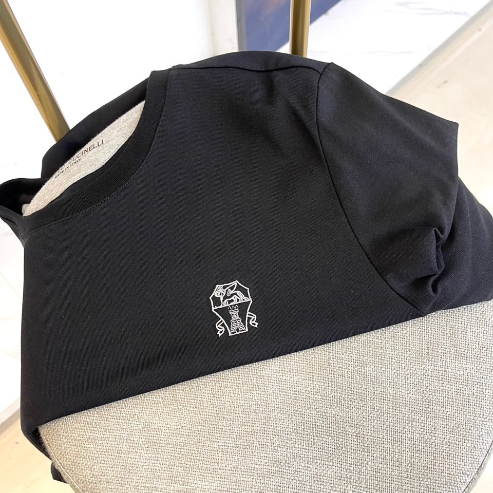 Brunello Cucinelli 2025秋冬系列。延续BC标志性的精湛工艺。2025秋冬系列以温润