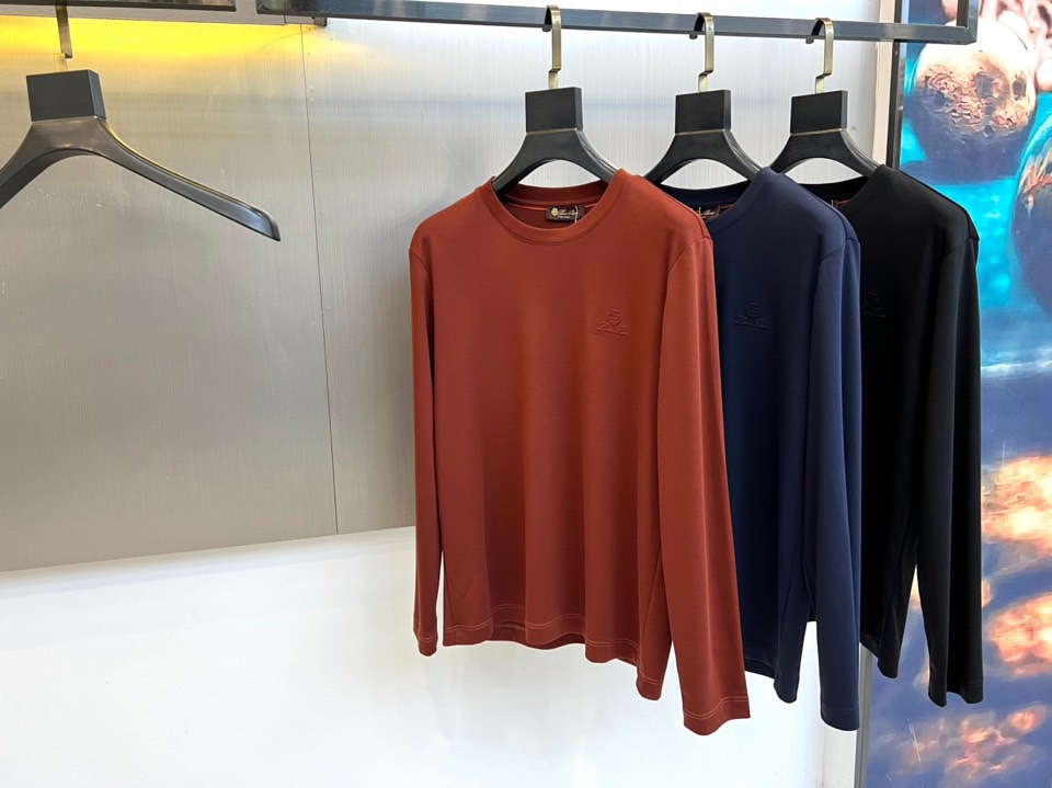 Loro Piana诺悠翩雅、2025秋冬男士长袖T恤，以醇厚棕红、深邃藏青及经典黑色，诠释静奢衣橱的基